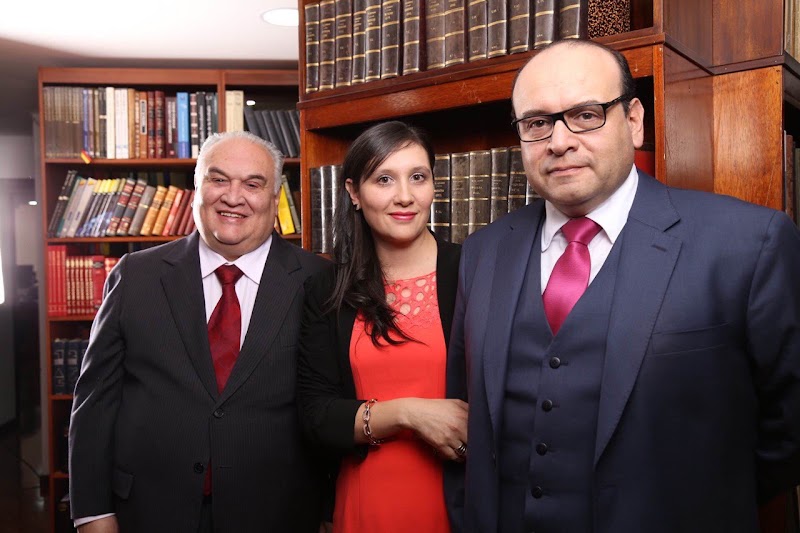 Caupolicán Ochoa | Abogado Quito — Quito