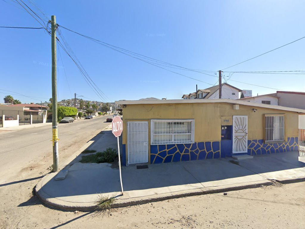 LIC. ROBERTO E. CHAVEZ SALINAS — Ensenada